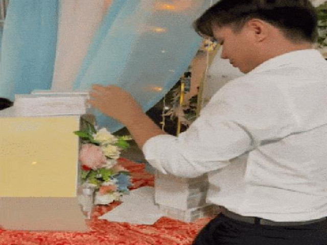 Chàng trai gây choáng khi đem 7 cọc tiền đến mừng cưới bạn thân 18 năm