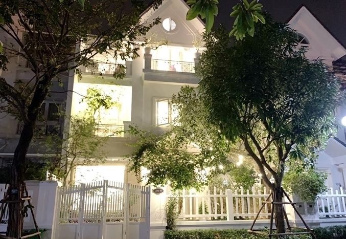 Cơ ngơi triệu đô của Quang Hà nhìn từ bên
ngoài, vào buổi tối. Nam ca sĩ cho biết, anh mua căn nhà này với
giá 16 tỷ đồng từ cuối năm 2018. Sau hơn 4 năm, căn biệt thự có
diện tích mặt sàn gần 200 m2 đã tăng giá hơn ba lần.