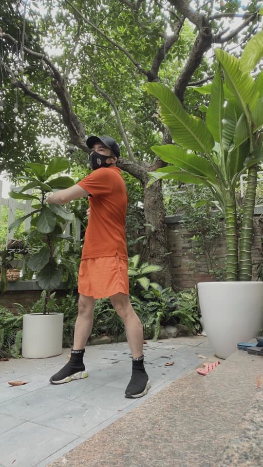 Trước nhà có khoảng sân nhỏ với nhiều cây xanh
bao quanh. Quang Hà hay dậy sớm tập thể dục, hít thở không khí
trong lành ở đây.