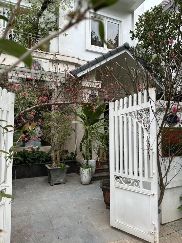 Chốn đi về của ca sĩ Quang Hà nằm trong khu đô
thị cao cấp thuộc quận Long Biên, Hà Nội. Ngôi nhà nằm ở vị trí đắc
địa, hướng nhìn đẹp, gần công viên và thuận tiện cho việc đỗ xe
hơi, đi lại, sinh hoạt.