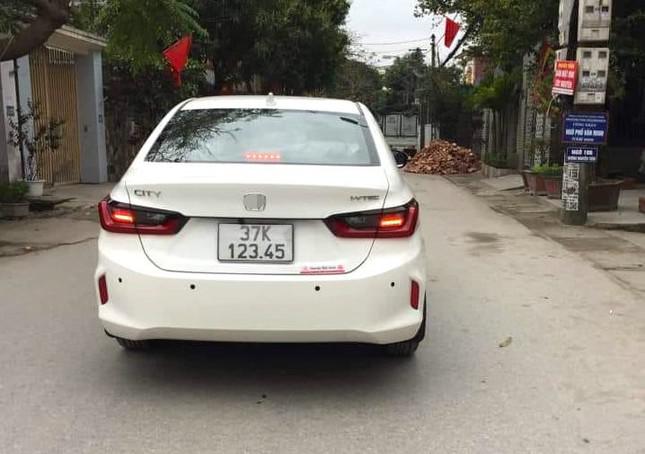 Mua ô tô tặng bố mẹ, cô gái Nghệ An bấm được biển VIP 12345 - 2