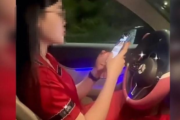 Hành vi vừa lái xe vừa sử dụng điện thoại rất nguy hiểm cho những người tham gia giao thông. Ảnh: MXH