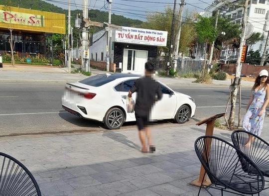 Hình ảnh thanh niên đi ôtô được cho là đã dùng ảnh màn hình sao kê chuyển khoản giả để chiếm đoạt 400.000 đồng tiền mua trà sữa ở Phú Quốc