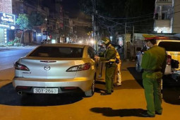 Tin tức trong ngày - Lái xe nhận là em của phó chủ tịch, không chịu thổi nồng độ cồn