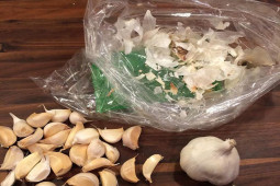 Ẩm thực - Đừng bóc vỏ tỏi bằng tay nữa: Dùng 7 cách này vừa nhanh vừa không bị ám mùi lên tay