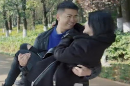 Clip hài hước - Cô gái FA cầu được ước thấy, có bạn trai "bế mọi lúc mọi nơi"