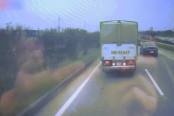 Ô tô - Clip: Giật mình xe ô tô "ú òa" đi ngược chiều trên cao tốc