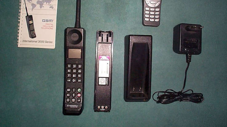 Motorola International 3200 là điện thoại di động kỹ thuật số di động đầu tiên được giới thiệu vào năm 1992. Trên eBay, điện thoại này được rao bán với giá từ 1,77 triệu đồng đến 5 triệu đồng.
