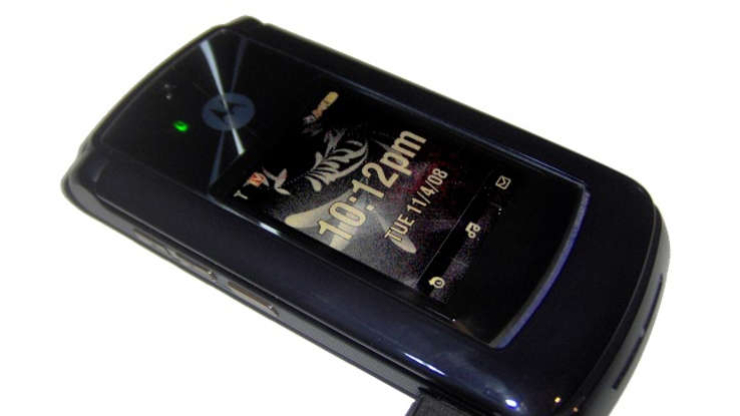 Motorola Razr 2 là dòng điện thoại nắp gập vỏ sò do Motorola sản xuất và là một trong những dòng điện thoại thuộc dòng 4LTR. Trên eBay, điện thoại này có thể được rao bán với giá từ 2,5 triệu đồng đến 5 triệu đồng.

