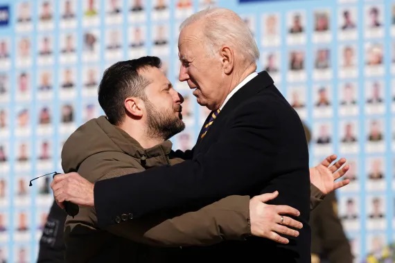 Ông Zelensky chào đón Tổng thống Mỹ tới thăm Kiev (ảnh: CNN)