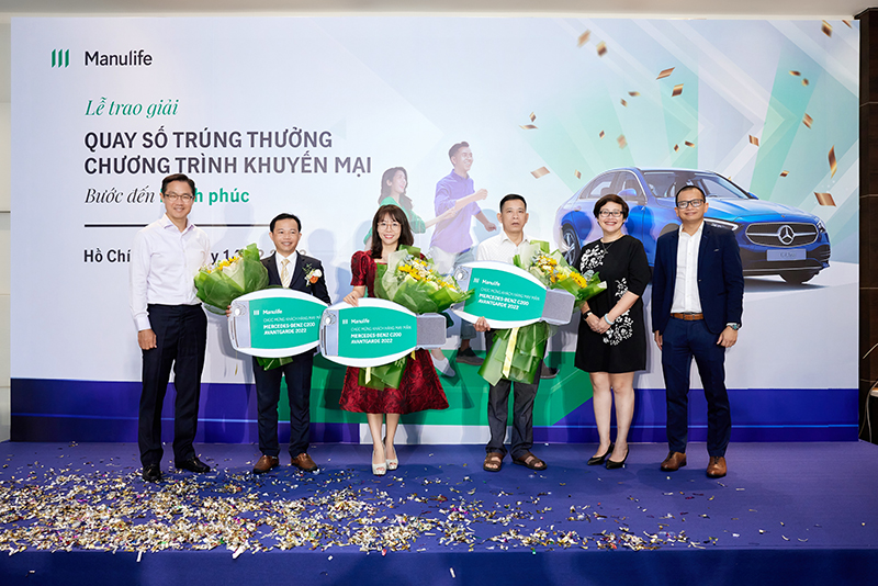 Từ trái sang phải: Ông Sang Lee – CEO Manulife Việt Nam, anh Lê Ích Long, chị Nguyễn Thị Thu Huyền, anh Trịnh Văn Thi, bà Marilyn Wang – Giám đốc khối Tiếp thị Manulife Việt Nam và ông Phùng Bá Khang – Giám đốc Khối Sản phẩm &amp; Sức khỏe Manulife Việt Nam