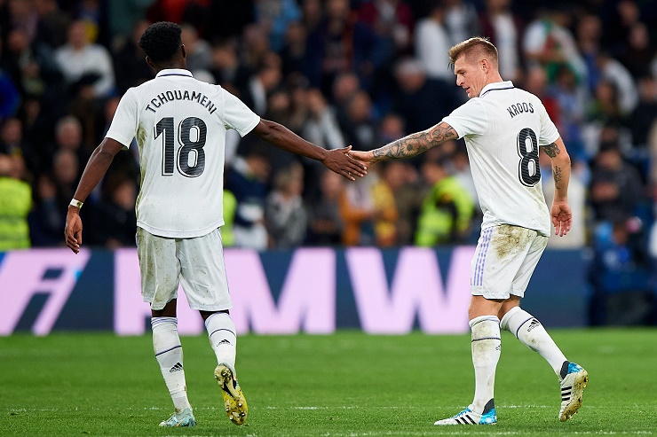 Tchouameni (trái) và Kroos (phải) không có mặt trong đội hình Real Madrid gặp Liverpool
