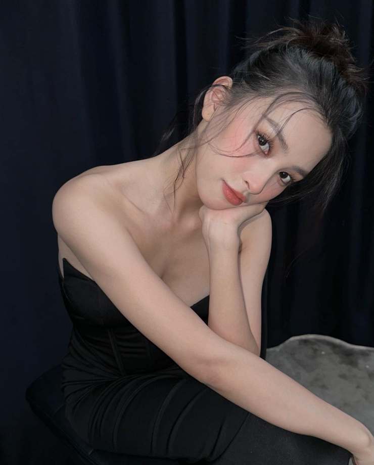 Không những thế, cô còn được ưu ái với biệt danh &#34;người đẹp 1000 năm có một&#34;.
