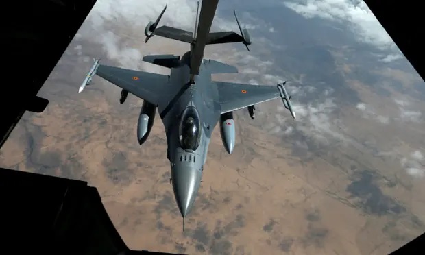 Một chiến đấu cơ F-16 của quân đội Mỹ đang nạp nhiên liệu trên không. Ảnh: Reuters