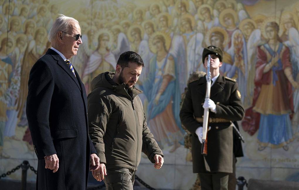 Ông Biden được Tổng thống Ukraine Zelensky tiếp đón trong chuyến thăm bất ngờ tới Kiev (ảnh: CNN)