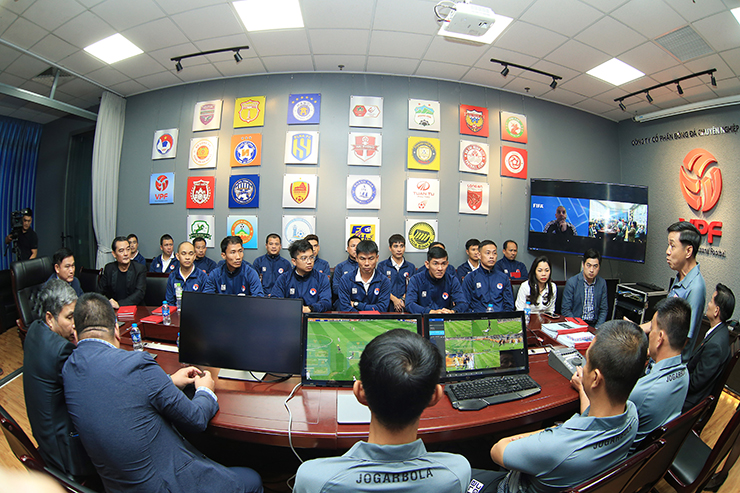 Các trọng tài Việt Nam dự lớp đào tạo VAR trong phòng LAB.