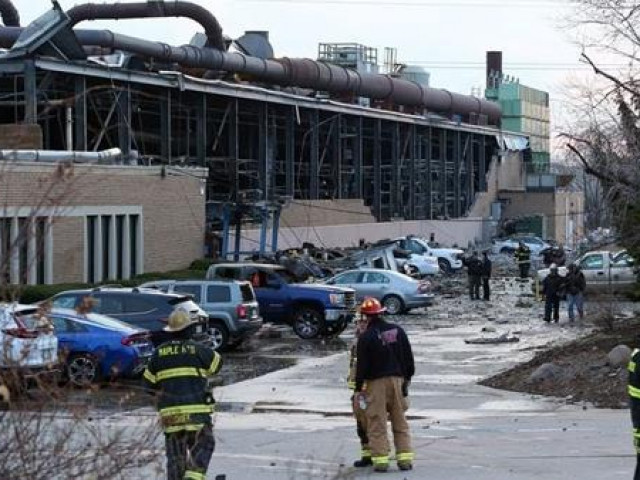 Thế giới - Nhà máy ở Mỹ phát nổ, bắn kim loại nóng chảy vào người dân