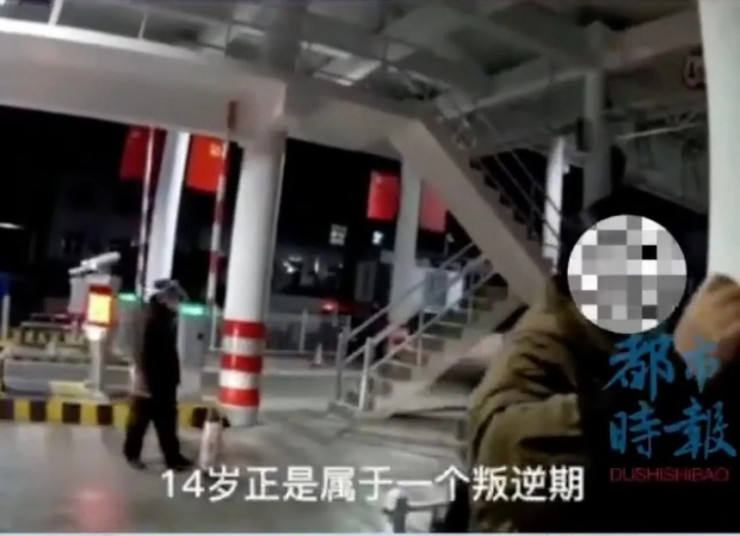 Bố mẹ bé trai đến đồn cảnh sát đón cậu bé về. Ảnh: Weibo