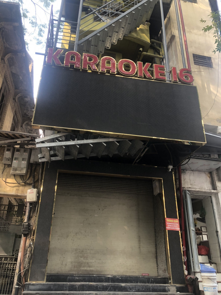 Ông Hiếu thông tin thêm: Doanh nghiệp kinh doanh karaoke sẽ được cấp phép mới trong thời gian tới, các địa điểm mới mở nếu đảm bảo sẽ đều được cấp. Trong tháng 12/2022, chúng tôi đã kiến nghị đề xuất với lãnh đạo UBND TP Hà Nội, thành phố đã chỉ đạo ngành văn hoá hoàn thiện để trình UBND TP ban hành quy định về thực hiện Nghị định 54 về karaoke. Đây cũng là cách tháo gỡ cho doanh nghiệp