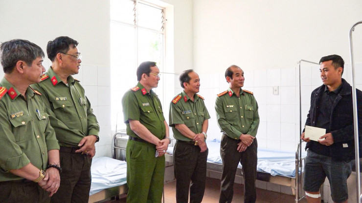 Lãnh đạo Công an tỉnh Lâm Đồng thăm hỏi, động viên Thượng úy Nguyễn Trung Kiên.