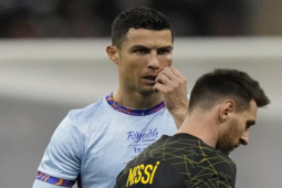 Báo Anh mỉa mai Ronaldo vẫn ”chung mâm” Messi ở đội hình hay nhất năm