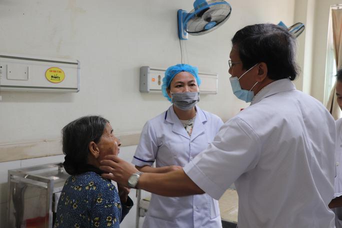 Tai nạn 16 người thương vong ở Quảng Nam: 2 phụ nữ đứng bốc gạch may mắn thoát chết - 1