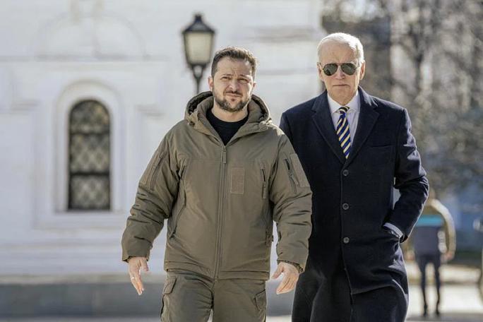 Tổng thống Mỹ Joe Biden (phải) cùng người đồng cấp Ukraine Volodymyr Zelenskyy ở Kiev hôm 20-2. Ảnh: New York Times