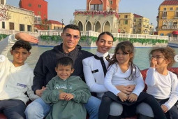 Loạt ảnh mới về siêu sao Cristiano Ronaldo cùng bạn gái và các con ở thủ đô Ả Rập Saudi