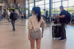 Cô gái mặc váy ”Quỳnh Búp Bê” giản dị ở sân bay, khoe dáng tinh tế không thể chê điểm nào