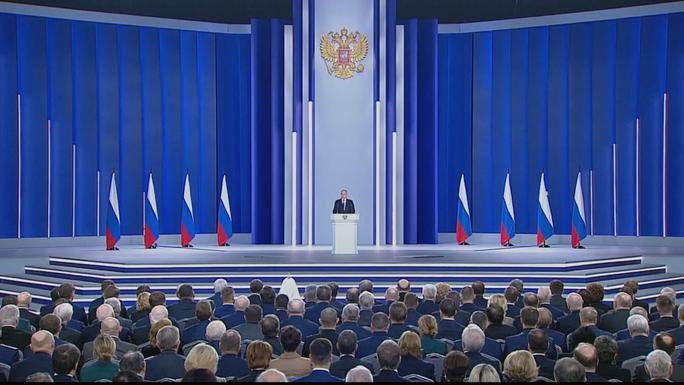 Trong thông điệp liên bang ngày 21-2, Tổng thống Vladimir Putin lưu ý Nga sẽ không hủy hiệp ước hạt nhân START mới mà chỉ "tạm thời rút khỏi hiệp ước này". Ảnh: France 24