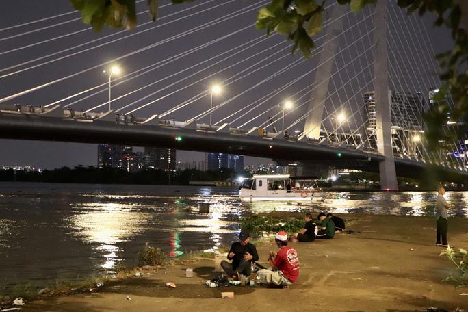 Nhiều người dân khi đến đây vui chơi đã vô tư vứt thẳng rác xuống sông, vỉa hè