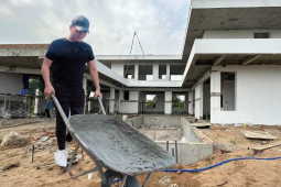 Đời sống Showbiz - "Ông vua hội chợ" ngày làm phụ hồ, tối đi hát khoe cơ ngơi hàng chục tỷ