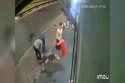 Tin tức trong ngày - Video: Kinh hoàng ôtô lao lên vỉa hè, tông chết người