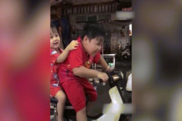 Xe máy - Xe đạp - Clip: Cậu bé ga lăng và chiếc "Dream chiến" cực ngầu