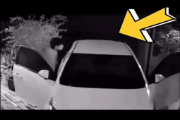 Ô tô - Clip: Ra khỏi xe quên kéo phanh tay "bay" ngay cặp cửa trước