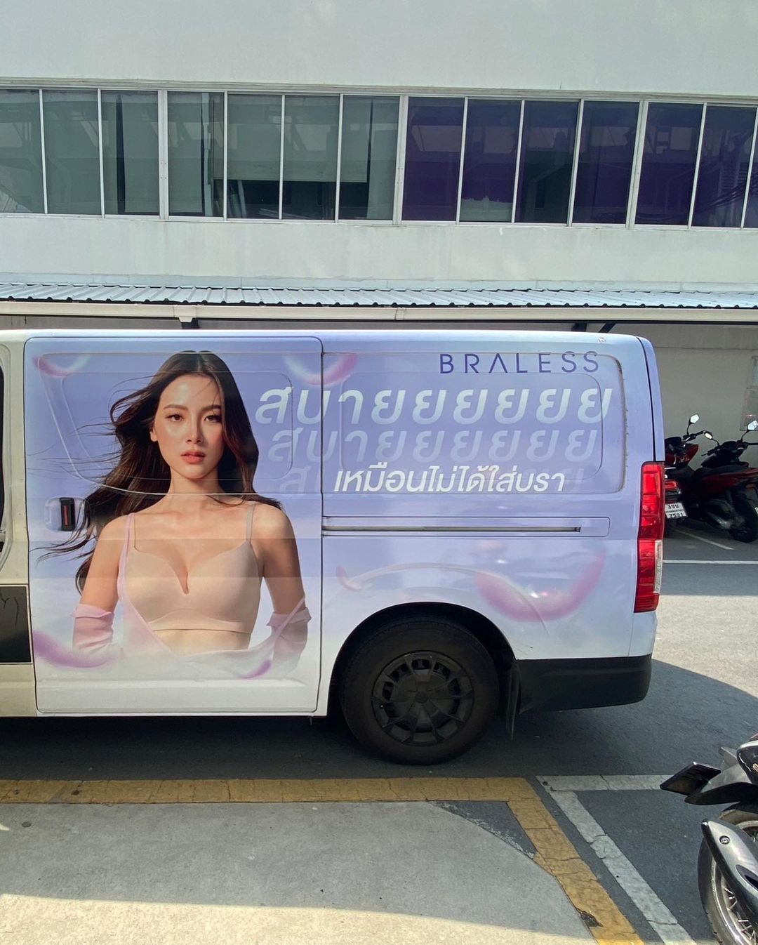 Nhãn hàng thuê xe chạy quảng cáo trên đường phố Bangkok.