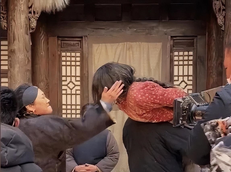 Đả nữ kungfu bị đấm hơn 40 lần, vợ Lý Liên Kiệt bầm dập trên phim trường - 14
