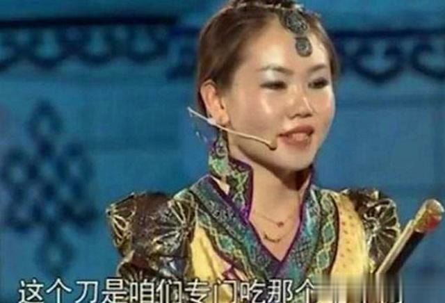 Cô gái Mông Cổ mang chiếc dao của mẹ đi thẩm định