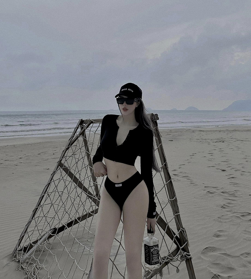 Trong bộ ảnh bikini, Hot TikToker Mai Phương Bùi tự tin khoe đôi chân thon dài