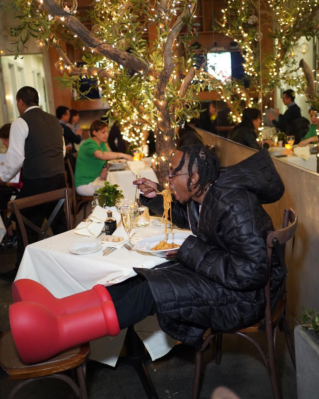 Đôi bốt đỏ kỳ quặc, lấy cảm hứng từ phim hoạt hình đang là hot trend - 4