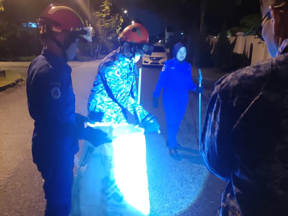 Thành viên APM bắt con rắn độc mò vào dinh thự Thủ tướng Malaysia. Ảnh: FB Angkatan Pertahanan Awam Malaysia