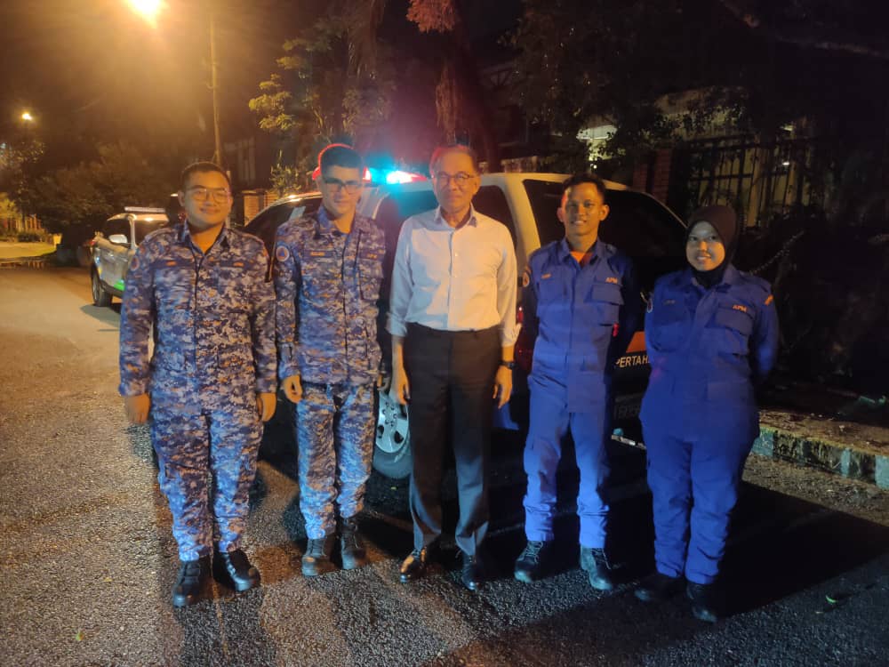 Thủ tướng Malaysia Anwar Ibrahim (giữa) chụp ảnh cùng các thành viên của Lực lượng Phòng vệ Dân sự Malaysia tới xử lý con rắn hổ mang tối 20/2. Ảnh: FB Angkatan Pertahanan Awam Malaysia