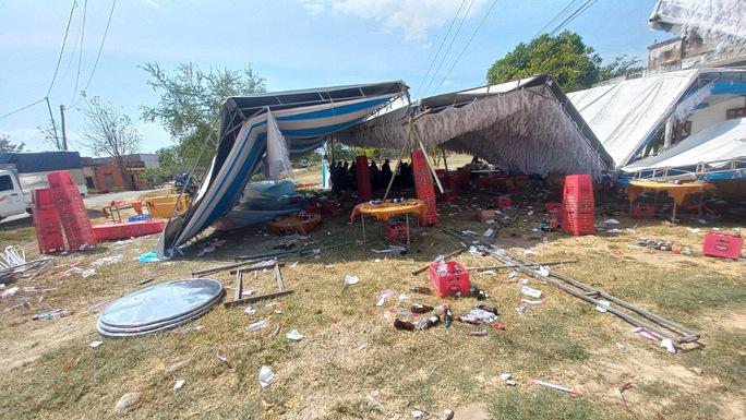 Các rạp cưới xiêu vẹo sau trận lốc xoáy.