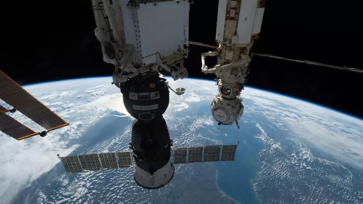 Tàu vũ trụ Soyuz MS-22 của Nga nhìn từ ISS - Ảnh: NASA