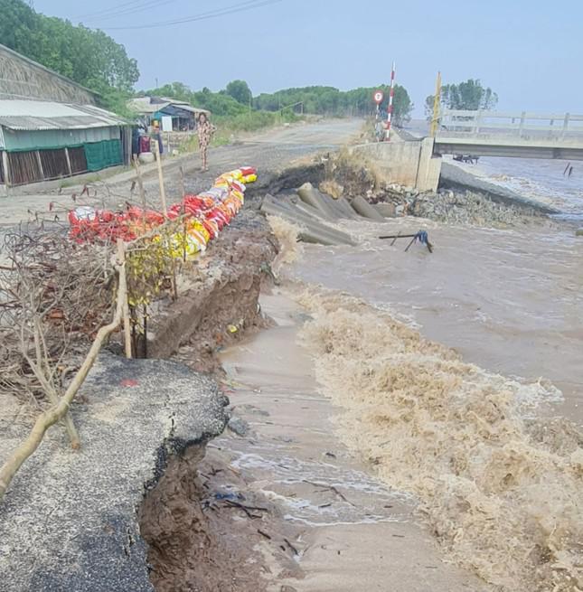 Tuyến đê Biển Đông đoạn giáp ranh giữa 2 tỉnh Bạc Liêu - Sóc Trăng vừa xảy ra sạt lở nghiêm trọng dài 30m.