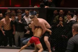 Thể thao - Cú sốc võ thuật: Võ sĩ "tí hon" đánh bại "Khổng lồ" 120kg sau 1 hiệp