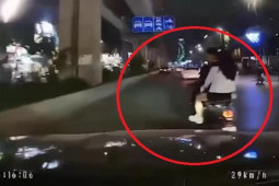 Tin tức trong ngày - Clip: Chở cô gái vẫn liều lĩnh trêu ngươi tài xế ô tô, thanh niên lái xe máy gây phẫn nộ