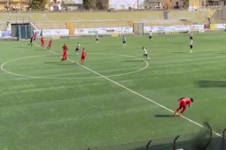 Phi thường - kỳ quặc - Video: Cầu thủ lập siêu phẩm chỉ sau 3,81 giây bắt đầu trận đấu