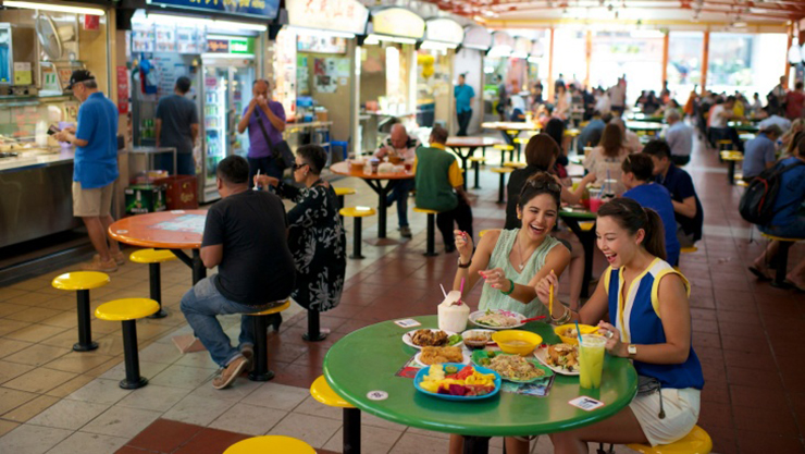 9 “luật ngầm” khi ghé tới các khu ẩm thực ở Singapore: Nên biết trước khi du lịch - 1