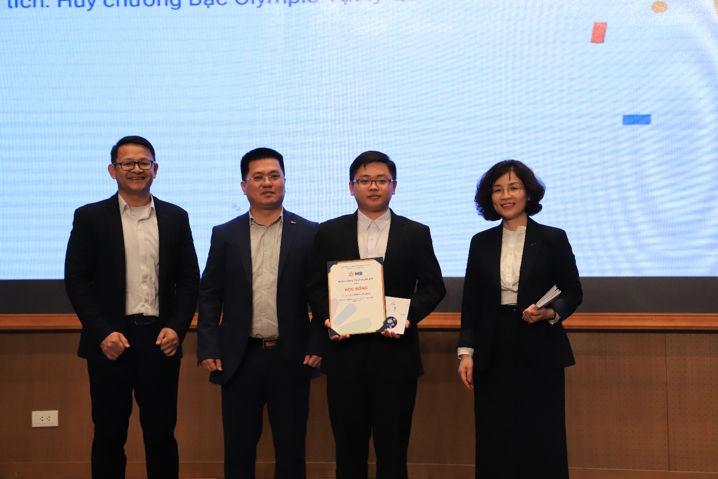 Ban lãnh đạo MB trao học bổng cho các bạn sinh viên trường CNTT&amp;TT